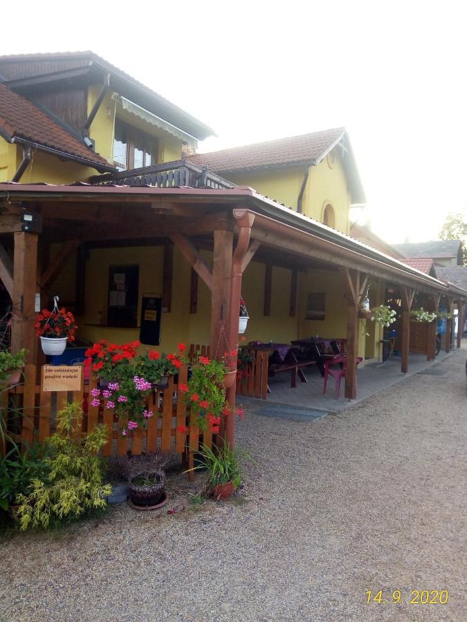 Guest House Vila Frýdštejn Buitenkant foto